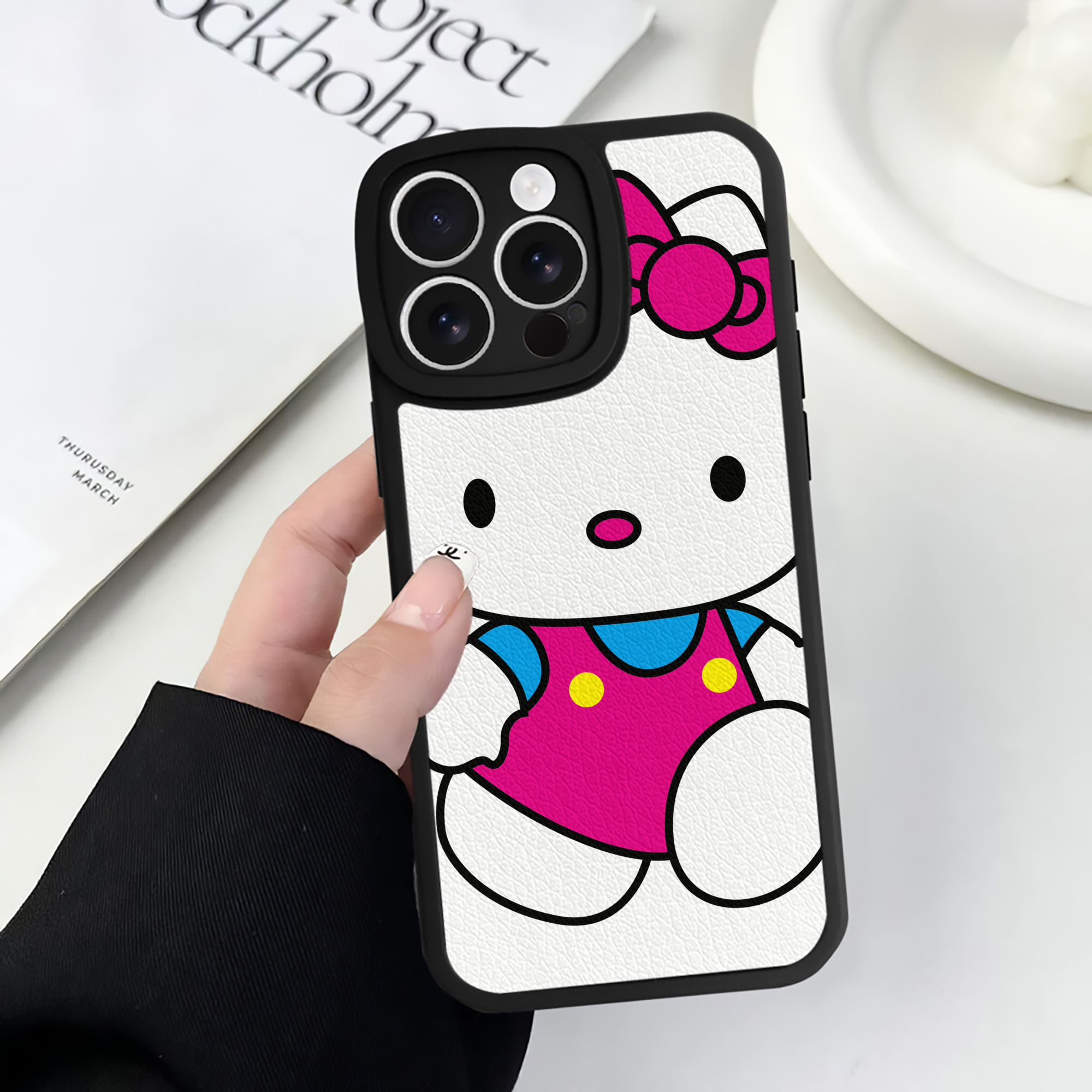 （画像用） Hello Kitty ハローキティ 【iPhone 16シリーズ対応】シリコンスマホケース（レザー調） 材質：シリコン